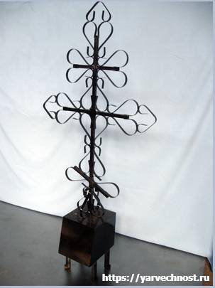 Металлический крест с тумбой