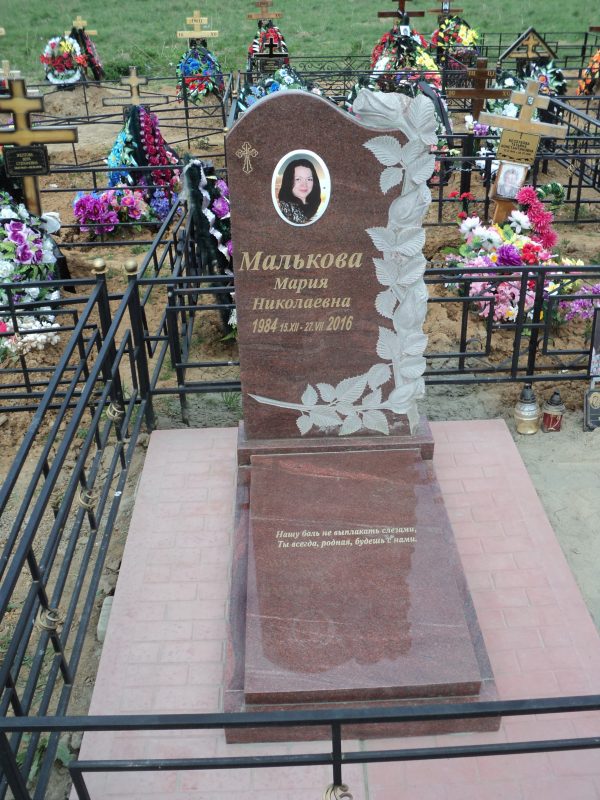 Памятник могильный из красного гранита
