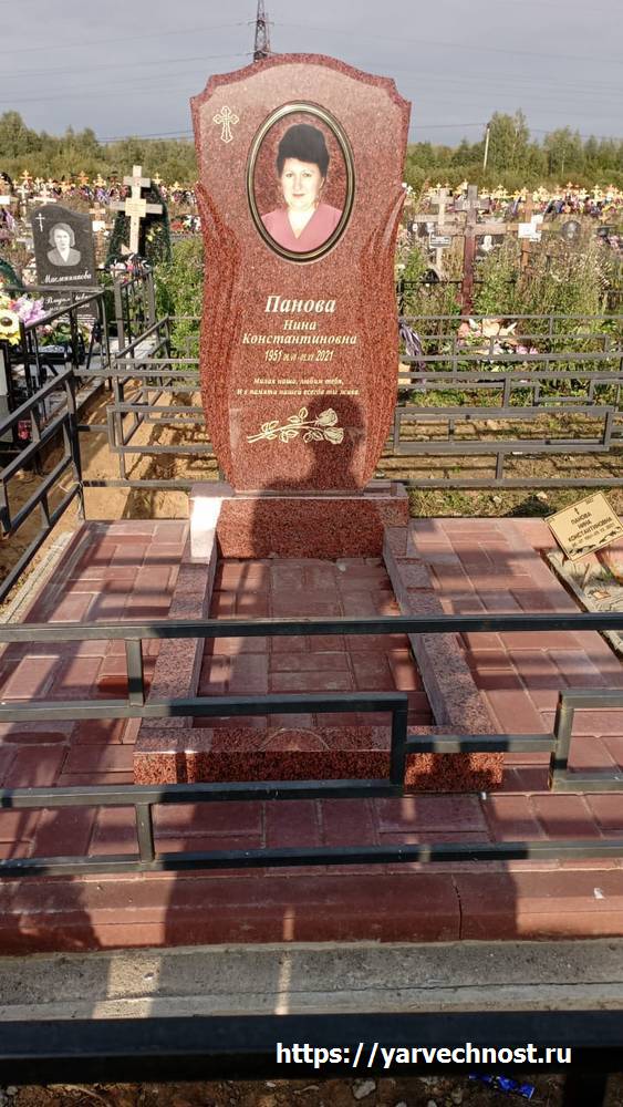Памятник на могилу из гранита красного