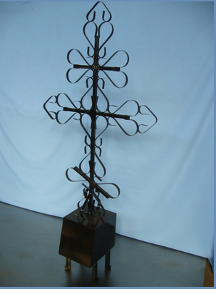 Металлический крест с тумбой