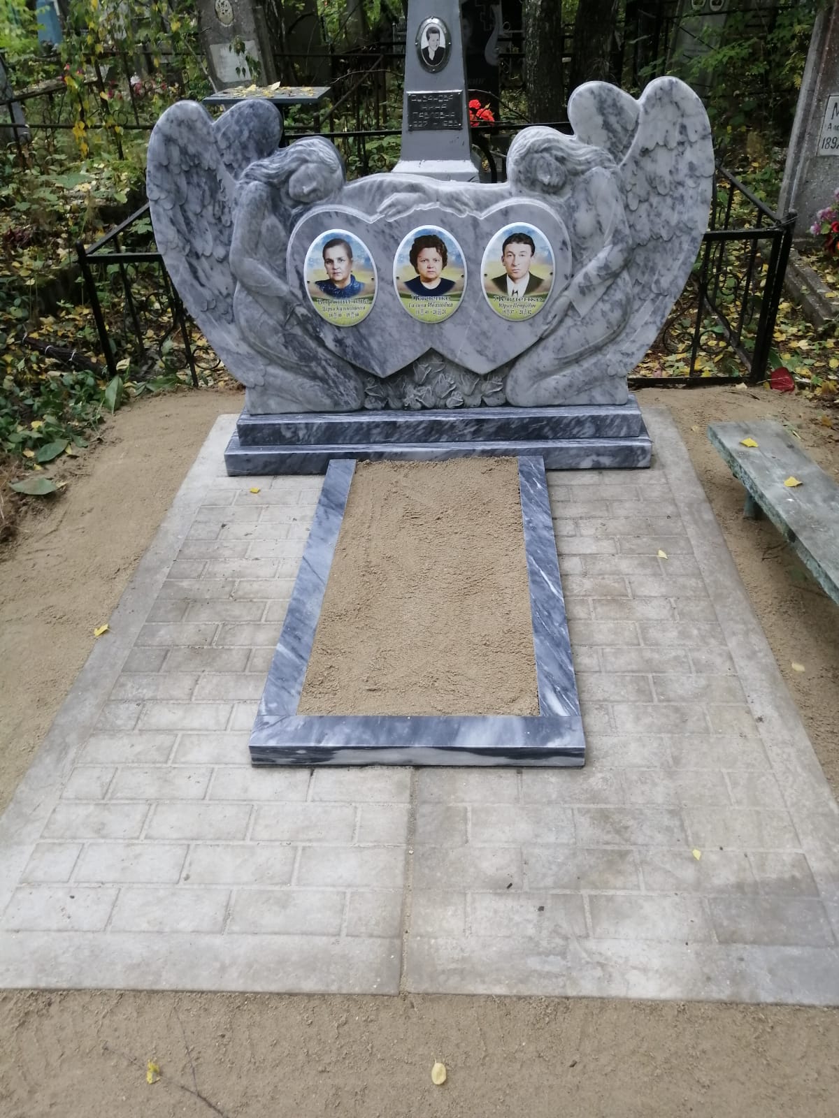 Памятник на могилу белый мрамор